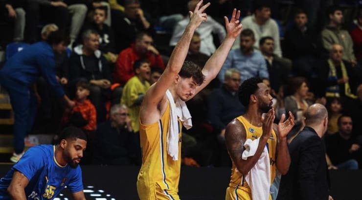 שמחה בספסל של מכבי תל אביב (Djordje Kostic) שמחה בספסל של מכבי תל אביב