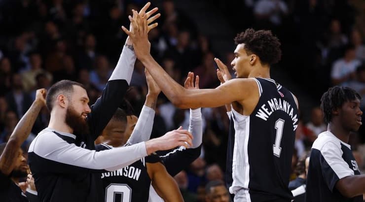 וומבניאמה וסן אנטוניו חוגגים (רויטרס) וומבניאמה וסן אנטוניו חוגגים