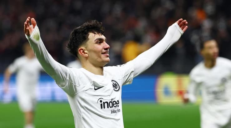 צ׳אן אוזון חוגג (רויטרס) צ׳אן אוזון חוגג