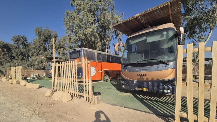 מתחם האוטובוסים (צילום: אסף קמר) מתחם האוטובוסים