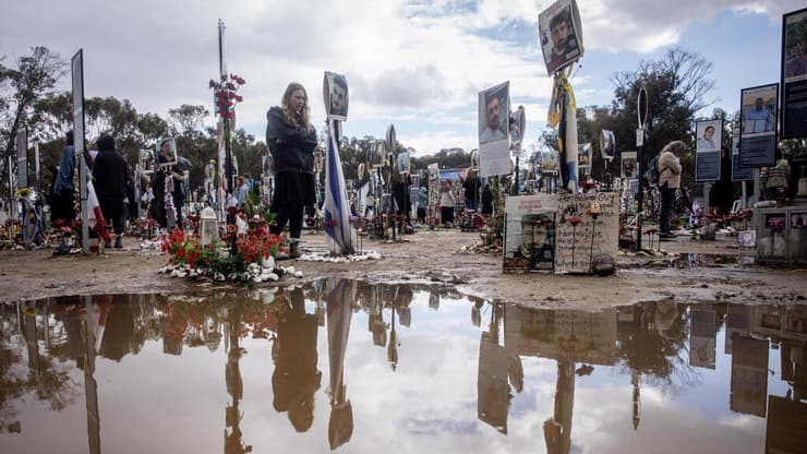 אתר ההנצחה של פסטיבל נובה (צילום: Chris McGrath/Getty Images) מבקרים באתר ההנצחה של פסטיבל נובה
