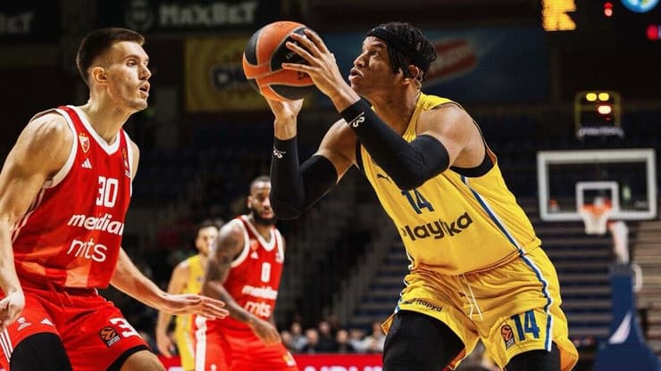 שחקן מכבי ת"א חסיאל ריברו מול שחקן הכוכב האדום בלגרד פיליפ פטרושב