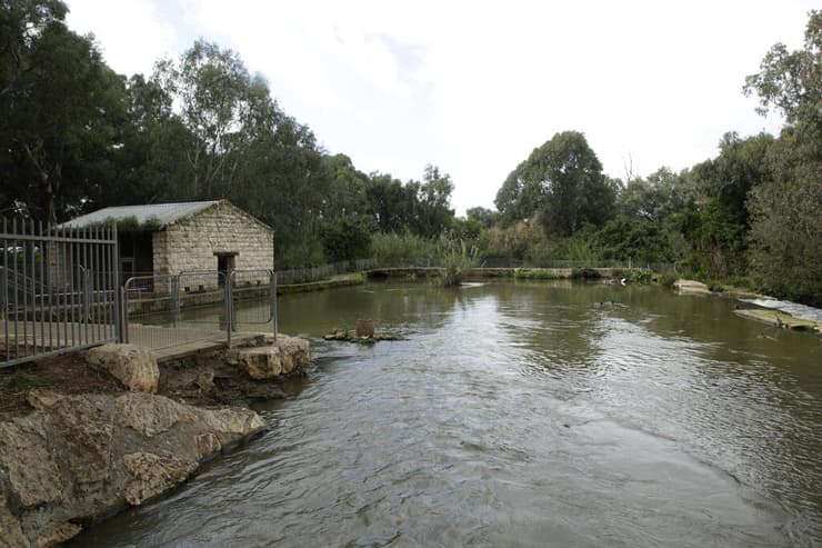 שבע טחנות, אתר היסטורי על גדות נחל הירקון (צילום: ריאן פרויס) שבע טחנות, אתר היסטורי על גדות נחל הירקון