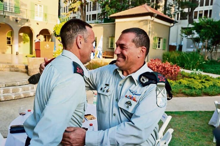 הרצי הלוי עם אייל זמיר, בטקס שבו החליף אותו כאלוף פיקוד הדרום