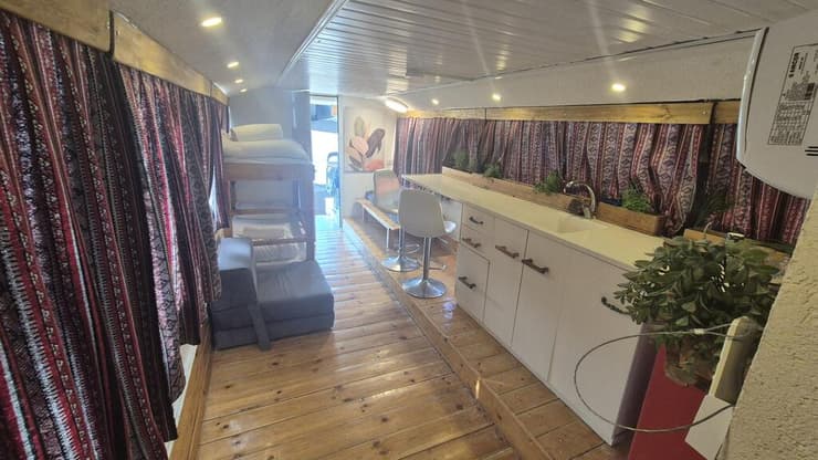 לינה באוטובוס בכפר הנוקדים (צילום: אסף קמר) לינה באוטובוס בכפר הנוקדים