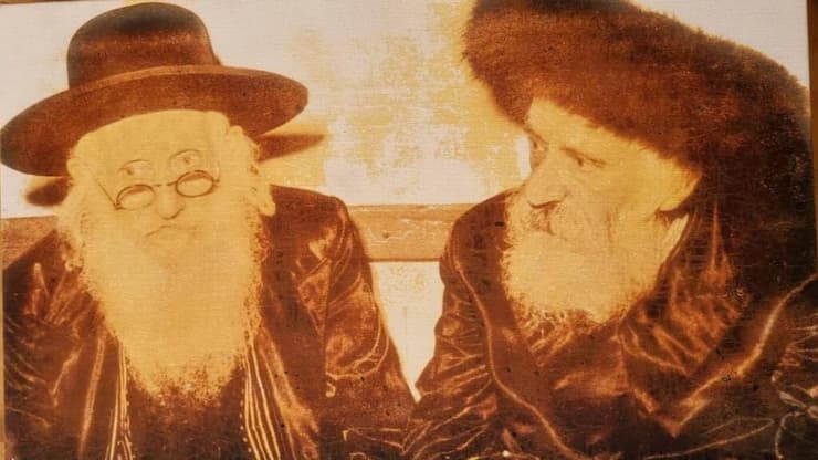 מימין: הסבא הרב אהרון הלטובסקי, ראש ישיבת חיי עולם, עם סבא רבא ר' העשיל הלטובסקי. שניהם אנשי היישוב הישן מימין: הסבא הרב אהרון הלטובסקי, ראש ישיבת חיי עולם, עם סבא רבא ר' העשיל הלטובסקי. שניהם אנשי היישוב הישן