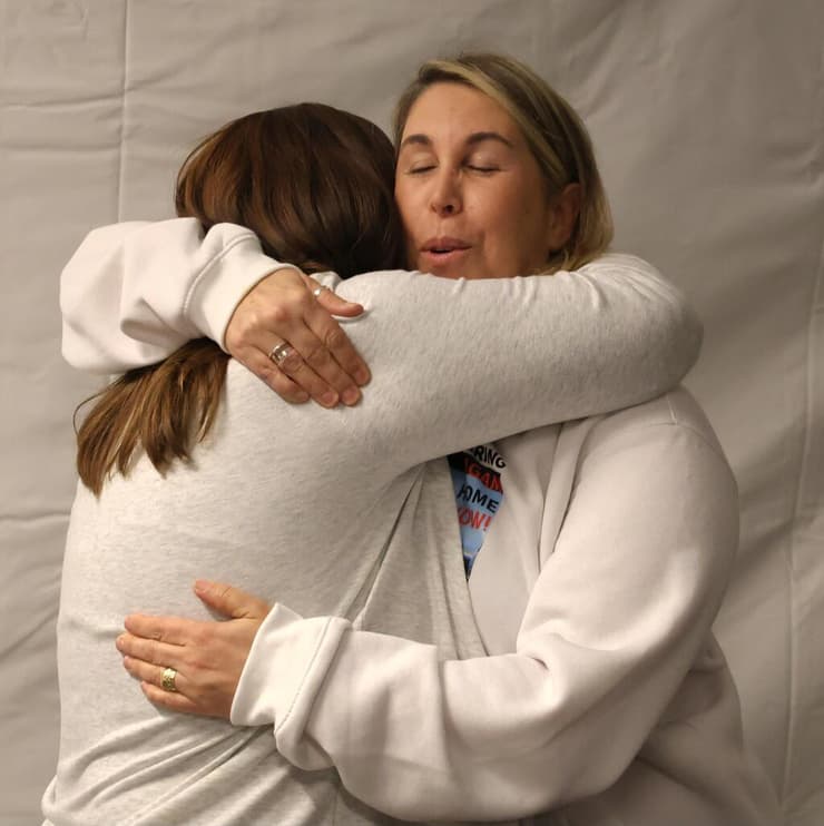 הפרשת חלה של משפחת ברגר בערב חיזוק לנשים ולמען השבת החטופים ובתם אגם בן מירב