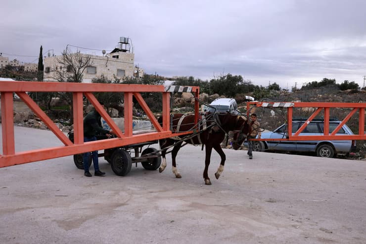 פקקים בגדה, יהודה ושומרון בגלל מחסומים של צה"ל בעקבות מבצע חומת ברזל