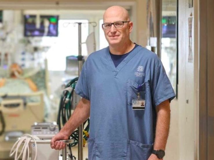 "יש גם לא מעט חולים שלא חוברו למכשיר עדיין, אבל הם נמצאים על הגבול". ד"ר דקל סתוי (צילום: ג'ני ירושלמי, דוברות איכילוב) ד"ר דקל סתוי