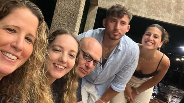 אמיר פישר ז"ל יחד עם משפחתו