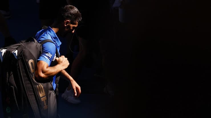 ג'וקוביץ' המתוסכל יורד לחדר ההלבשה אחרי ההחלטה לפרוש (צילום: REUTERS/Kim Kyung-Hoon) ג'וקוביץ'