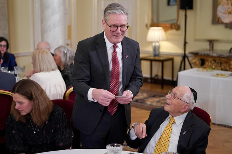 ראש ממשלת בריטניה במפגש עם ניצולי שואה