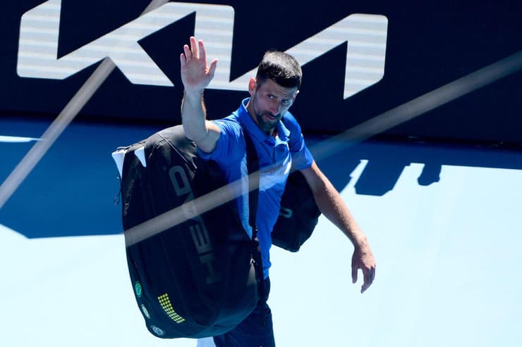 ג'וקוביץ' מודה לקהל, שהגיב דווקא בשריקות בוז (צילום: Yuichi YAMAZAKI / AFP) ג'וקוביץ'