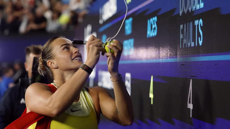 הטניסאים בוחרים מהכפור של צפון אמריקה ואירופה לחום של מלבורן. ארינה סבאלנקה (REUTERS/Jaimi Joy) הטניסאית הבלארוסית ארינה סבאלנקה באליפות אוסטרליה