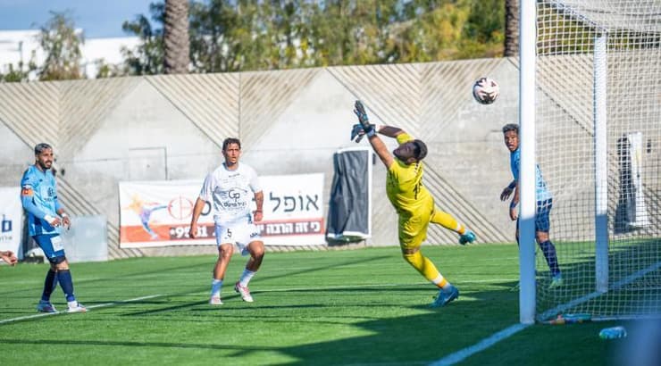 הכדור של יניב בריק בדרך לרשת