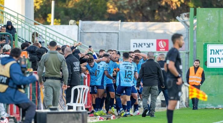 בני יהודה חוגגת עם הקהל