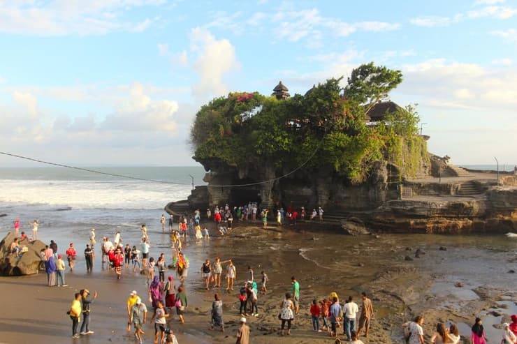 תיירים בחוף טנה לוט, באלי