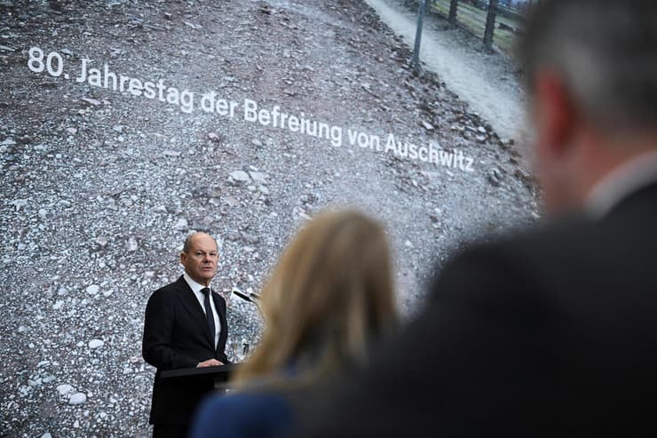 שולץ בטקס בברלין