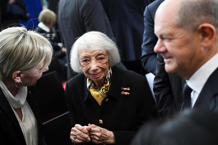 שולץ בטקס עם ניצולת השואה מרגוט פרידלנדר בת ה-103