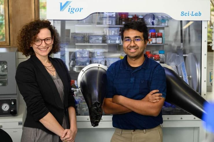 מימין: ד"ר איין מייטי ופרופ' מיכל לסקס