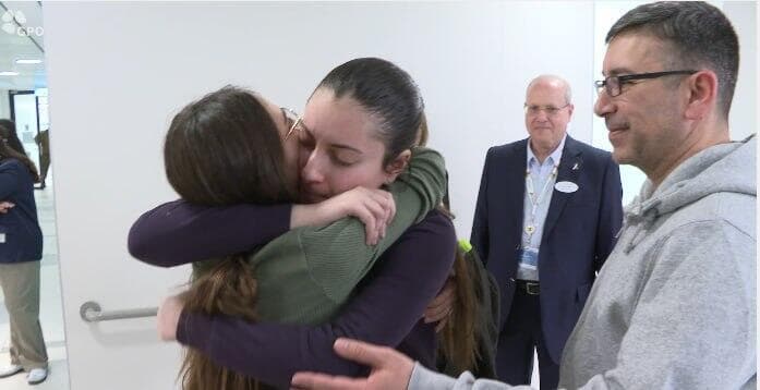 קרינה ארייב מגיעה לבית החולים