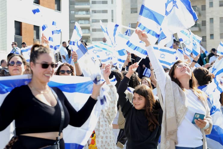 תושבים בפתח תקווה חוגגים את שחרורה של דניאלה גלבוע (צילום: אביגיל עוזי) דניאלה גלבוע שבה ארצה