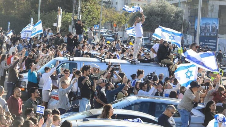המון צופה במסוק בו נמצאות החטופות נוחת בבילינסון
