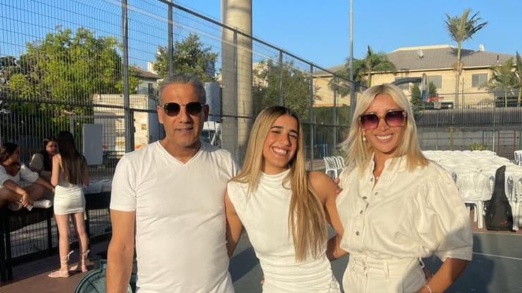 סמלת אושר ברזילי עם הוריה תיקי וליאור (צילום: באדיבות המשפחה) סמלת אושר שמחה ברזילי והוריה ליאור ותיקי