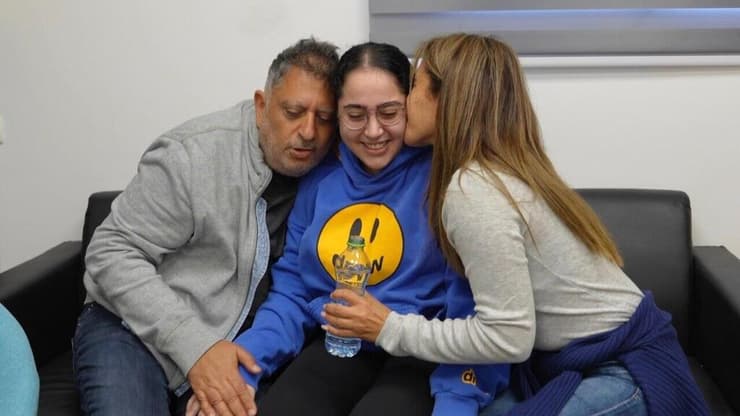 לירי אלבג עם הוריה אחרי שחרורה משבי חמאס ( צילום: דובר צה"ל) לירי אלבג והוריה במפגש ראשון
