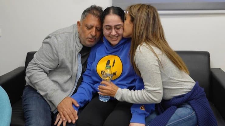  לירי אלבג והוריה במפגש ראשון