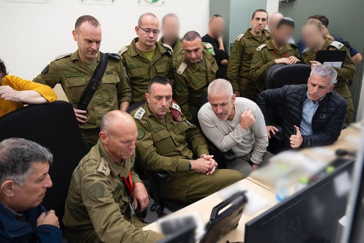 תיעוד של הרמטכ״ל, רב-אלוף הרצי הלוי, ראש השב״כ, רונן בר, ראש המוסד, דדי ברנע וראש מפקדת השבויים והנעדרים, אלוף (מיל׳) ניצן אלון בחמ״ל השבויים והנעדרים במהלך חזרתן של חיילות צה״ל החטופות מעזה