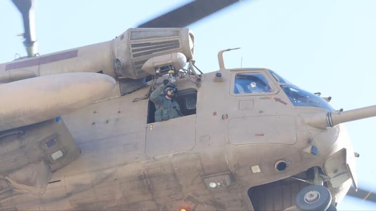 המון צופה במסוק בו נמצאות החטופות נוחת בבילינסון