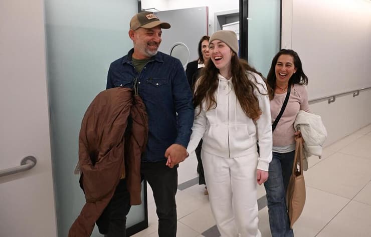 נעמה לוי מגיעה לבית החולים