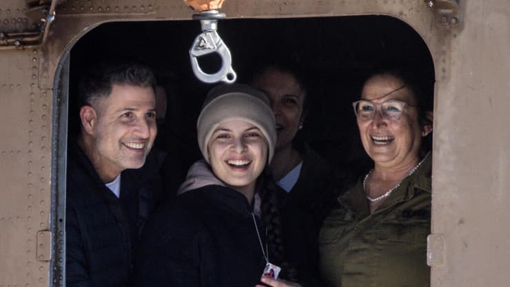 דניאלה גלבוע לצד אביה, במסוק בדרך לבית החולים לאחר השחרור (צילום: Chris McGrath/Getty Images) דניאלה גלבוע מסוק מחייכת מוציאה ראש חטופה משוחררת השתחררה שבי חמאס עסקה עסקת חטופים