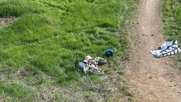 האופנוע שעליו רכב הילד (צילום: דוברות המשטרה) זירת תאונת בדרכים סמוך לחמדיה, שבה נפצע אנוש ילד בן 9