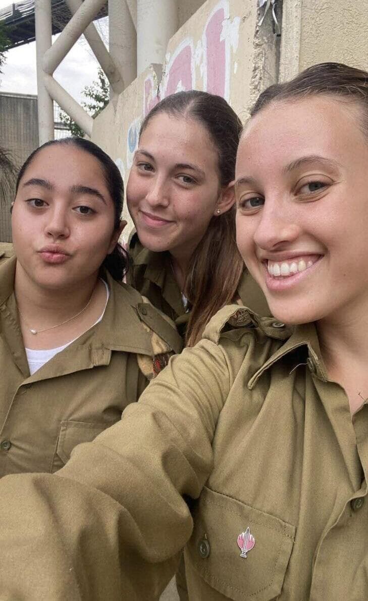 אמא של התצפיתנית נועם אברמוביץ' ז"ל בפוסט שמדבר על שחרור חברותיה לירי ונעמה