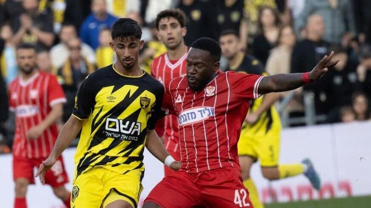 חברות האבטחה סירבו לעבוד עם סכנין. ירין לוי מול ז'אנדו פוקס במפגש בין שתי הקבוצות בליגה (צילום: אלכס קולומויסקי) ירין לוי בפעולה