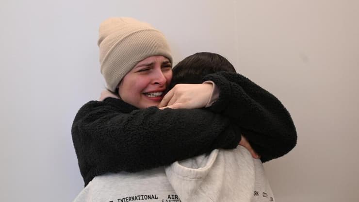 דניאלה גלבוע מתאחדת עם משפחתה (צילום: חיים צח, לע"מ) דניאלה גלבוע מגיעה לבית החולים