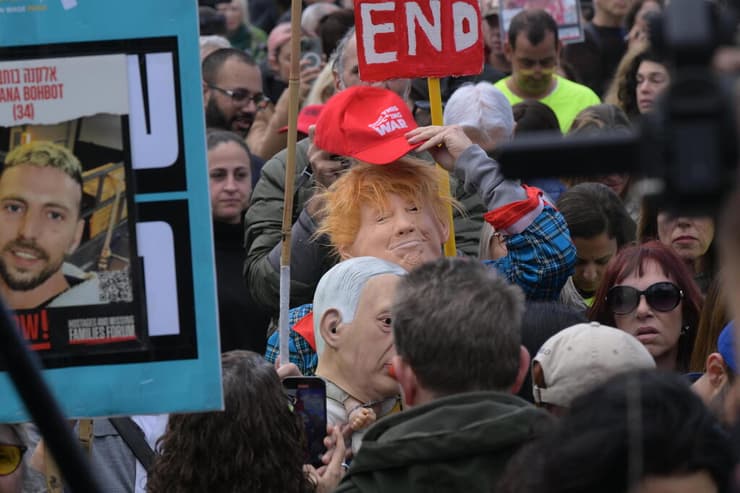 צילום: יובל חן התרגשות בכיכר החטופים בעקבות שחרורן של החטופות