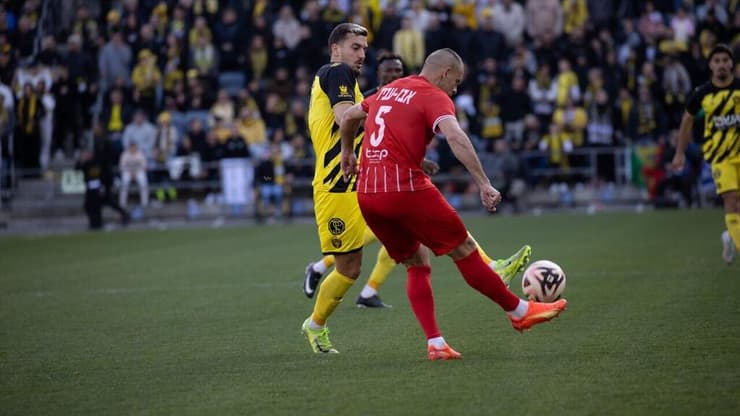 בדרך להפסד טכני? שחקן סכנין איאד אבו עביד מול בית"ר ירושלים (צילום: אלכס קולומיסקי) בית"ר ירושלים בני סכנין