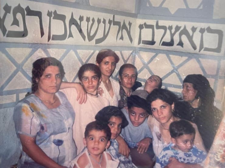 נגין ומשפחתה בקבר אסתר ומרדכי באיראן. "חיפשו דרכים להציק ליהודים"   