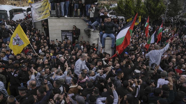 "כולנו משלמים בסיכונים ביטחוניים". קבלת הפנים ברמאללה למחבלים ששוחררו (צילום: AP Photo/Nasser Nasser) קבלת פנים למחבלים ששוחררו בעסקה