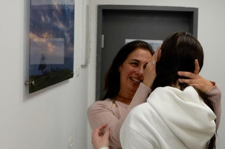   נעמה לוי ואמא שלה במפגש ראשון לאחר שחרורה