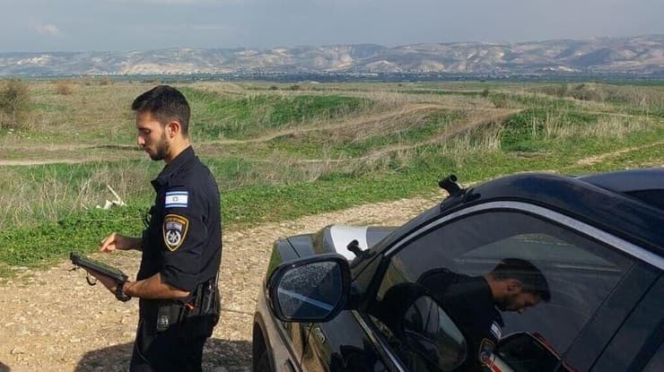 זירת תאונת הדרכים סמוך לחמדיה, שבה נפצע אנוש ילד בן 9 (צילום: דוברות המשטרה) זירת תאונת בדרכים סמוך לחמדיה, שבה נפצע אנוש ילד בן 9