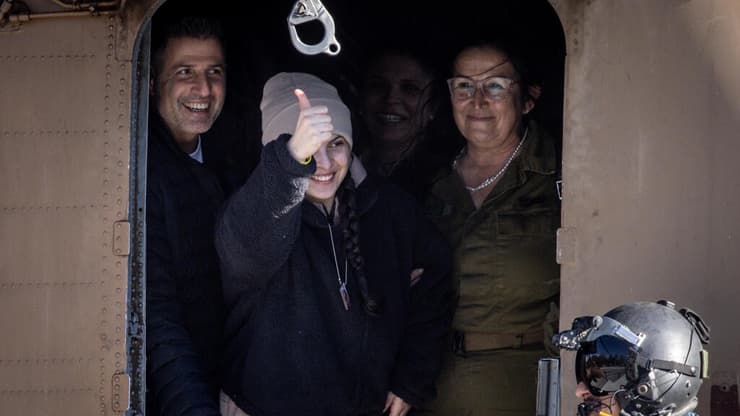 דניאלה גלבוע במסוק בדרך לבית החולים (צילום: Chris McGrath/Getty Images) דניאלה גלבוע מסוק מחייכת מוציאה ראש חטופה משוחררת השתחררה שבי חמאס עסקה עסקת חטופים