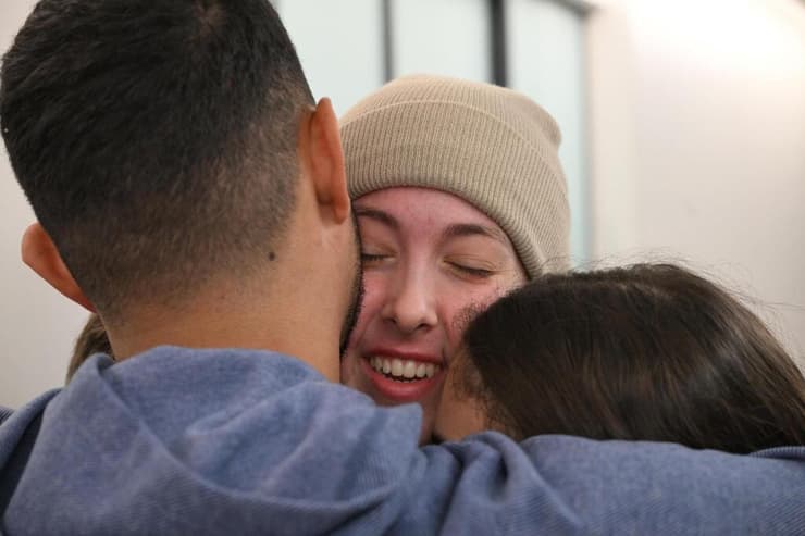 נעמה לוי מגיעה לבית החולים