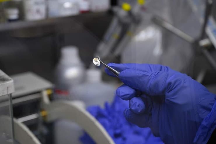 פיסת מתכת ליתיום בדרכה להפוך לאלקטרודה בסוללה