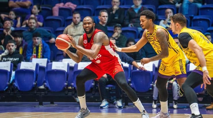 כריס ג'ונסון (רועי כפיר) כריס ג'ונסון