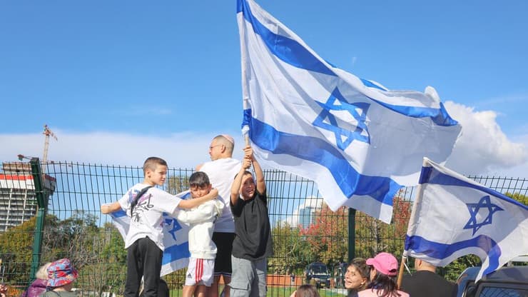 המון צופה במסוק בו נמצאות החטופות נוחת בבילינסון