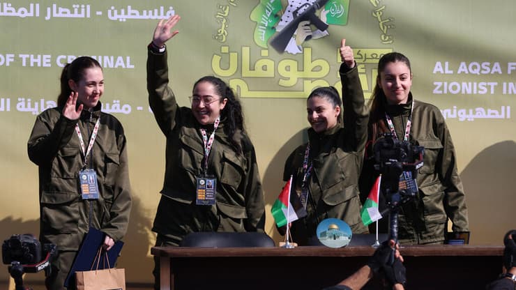 קרינה, דניאלה, לירי ונעמה ברגע שחרורן מעזה (צילום: John Wessels / AFP) החטופות משתחררות בפעימה השנייה